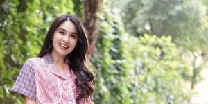 Sandra Dewi Potong Rambut di Rumah, Penampilannya Curi Perhatian!