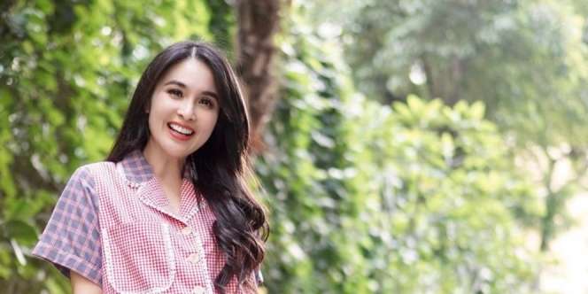 Sandra Dewi Potong Rambut di Rumah, Penampilannya Curi Perhatian!