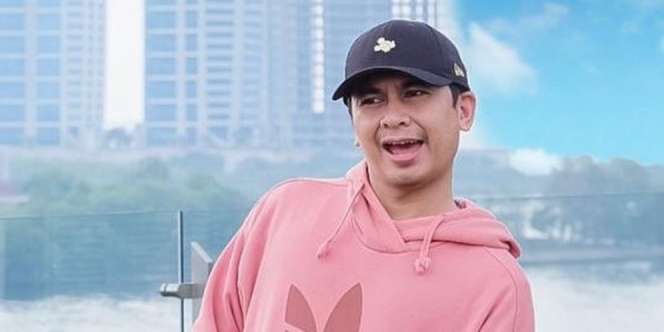 Raditya Dika Jalani Operasi Usus Buntu, Foto di Ranjang Rumah Sakit Disorot