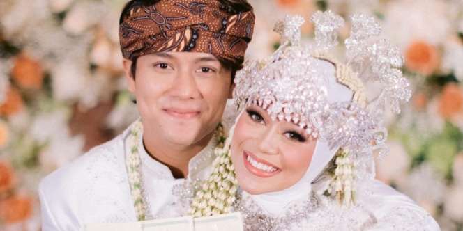 Rossa Lantunkan 'Terlalu Cinta', Rizky Billar Menangis Haru