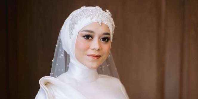 8 Potret Detail Gaun Lesti Kejora Saat Tasyakuran Pernikahan