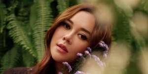 Aura Kasih Pamer Pose Cantik, Penampakan Jemuran Bikin Salfok