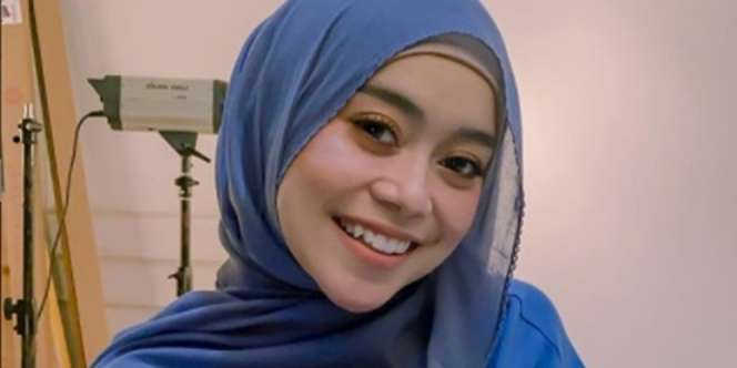 Imut bak ABG, Intip Gaya Lesti Kejora Pakai Vest Warna-warni