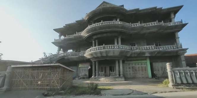 Kisah di Balik Rumah Megah Tiga Lantai Terbengkalai di Garut
