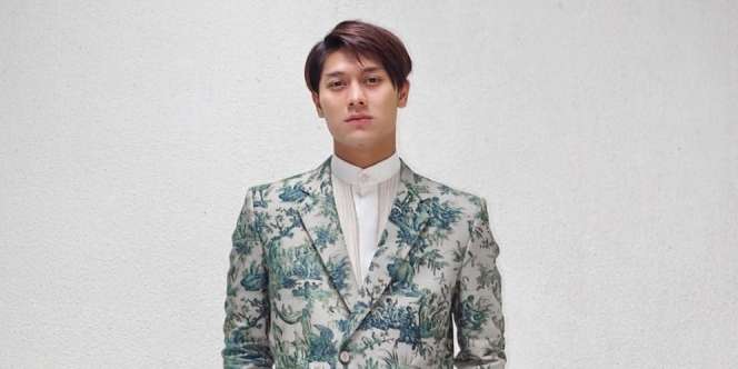 Tampil Berdua dengan Istri, Harga Kaus Oblong Rizky Billar Bikin Jantungan
