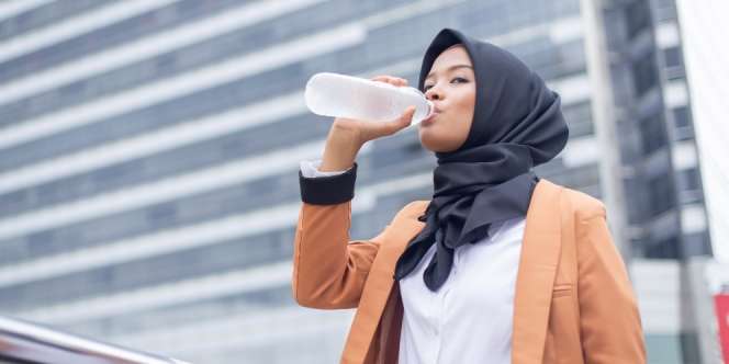 Tak Sempat Duduk, Baca Doa Ini Ketika Minum Sambil Berdiri