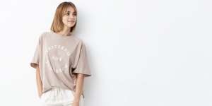 Inspirasi Outfit Kaus Oversized Sesuai Tipe Tubuh