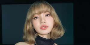 Lisa Blackpink Debut Solo, Outfitnya Disebut Mirip Batik