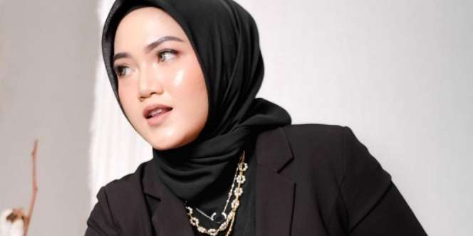 Gaya Elegan Chacha Thaib Padukan Hijab dan Kain Sari