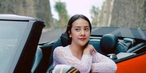 Misteri Pemilik Kaki Berbulu Lebat di Sisi Anya Geraldine Saat Berjemur di Bali