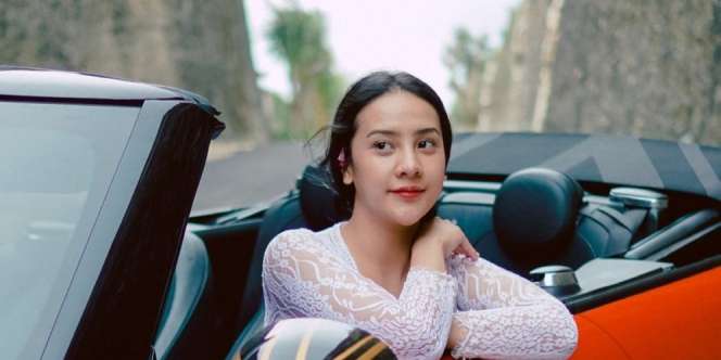 Misteri Pemilik Kaki Berbulu Lebat di Sisi Anya Geraldine Saat Berjemur di Bali