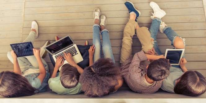Video Viral Kehebohan Satu Keluarga Selesaikan Tugas Sekolah Online Sang Anak 