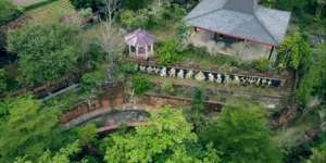 Potret Restoran 'Kerajaan Majapahit' Terbengkalai di Tengah Hutan