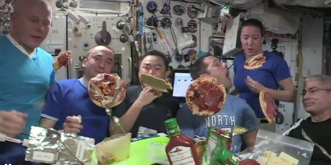 Viral Video Astronot Racik Pizza di Pesawat Ruang Angkasa