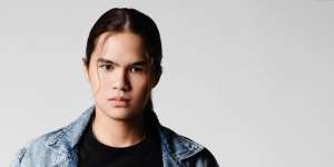 Dipuji Ibunda dan Kekasih, Lihat Warna Rambut Baru Dul di Konser God Bless