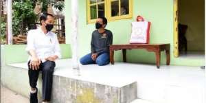Santainya Jokowi Duduk di Teras dan Berbincang dengan Warga Cirebon
