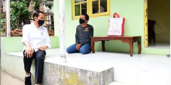 Santainya Jokowi Duduk di Teras dan Berbincang dengan Warga Cirebon