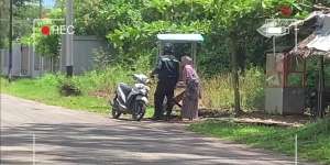 Aksi Nenek Penjual Bensin Tolong Polisi Berujung Kejutan Tak Terduga