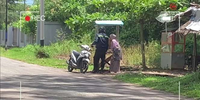 Aksi Nenek Penjual Bensin Tolong Polisi Berujung Kejutan Tak Terduga