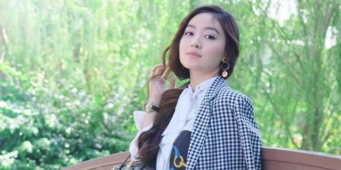 Gaya Natasha Wilona dengan Dress dan Rambut Pink Bak Barbie