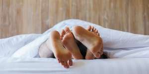 Suami-Istri Wajib Tahu! Ini 6 Manfaat Berhubungan Intim di Malam Hari