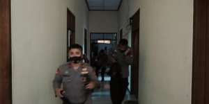 Dua Brimob Enak-Enak Kerokan Tiba-Tiba Lonceng Siaga Berbunyi, Begini Jadinya