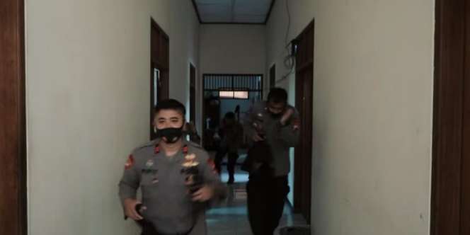 Dua Brimob Enak-Enak Kerokan Tiba-Tiba Lonceng Siaga Berbunyi, Begini Jadinya