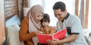 5 Manfaat Mengagumkan dari Kebiasaan Membacakan Dongeng Buat Anak