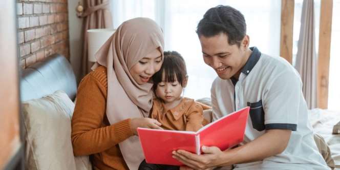 5 Manfaat Mengagumkan dari Kebiasaan Membacakan Dongeng Buat Anak