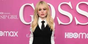 Perawatan Simpel Agar Makeup Tahan Lama ala Emily Alyn Lind 'Gossip Girl' 