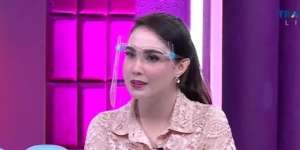 Istri Wagub Jatim Arumi Bachsin Tampil Beda Pakai Riasan Bold, Mirip Suzzana