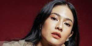 Cantiknya Dian Sastrowardoyo dalam Balutan Kebaya Lawas