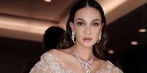 Gaya Luna Maya Padukan Kaus Nude dengan Sneakers Rp28 Juta