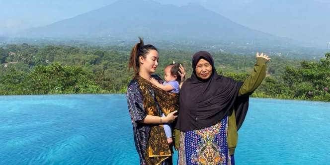 Penampilan Zaskia Gotik Berdaster Panen Pujian