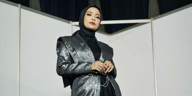 Outfit Kasual Tantri 'Kotak', Modis Bak ABG