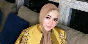 Syahrini Tampil Cetar Pakai Blazer Kuning, Harganya Buat Netizen Terkecoh