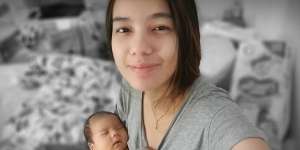 5 Gaya Sheila Marcia Saat Momong Anak Jadi Sorotan 