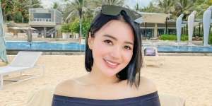 5 Potret Wika Salim Liburan ke Pantai, Pamer Kulit Mulus