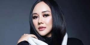 Gaya Cantik Aura Kasih Pakai Dress Ketat, Ngakak Buat Tagar #HidupSemok