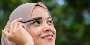 Trik Membuat Bulu Mata Lebih Panjang dengan 2 Produk Makeup