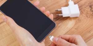 Tak Lama Lagi Baju Bisa Dipakai untuk Charge Baterai Handphone