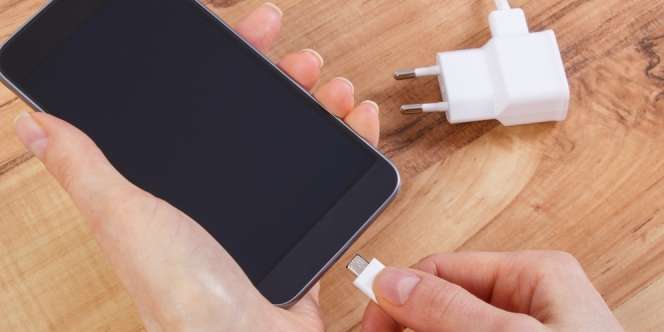 Tak Lama Lagi Baju Bisa Dipakai untuk Charge Baterai Handphone