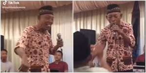 Auto Ngakak, Si Kakek Lagi Asyik Nyanyi Mic Kesenggol Langsung Masuk Mulut