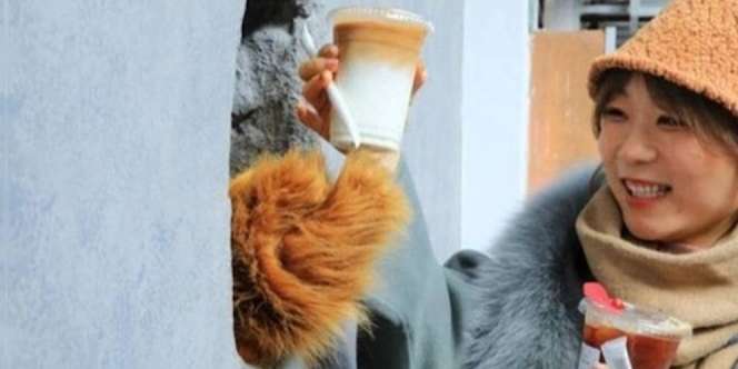Tak Perlu Bertemu Pelayan, Kafe Ini Dilayani 'Beruang' di Balik Tembok