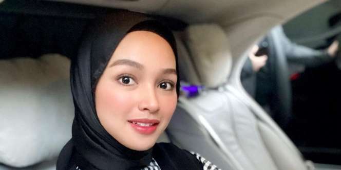 Inspirasi OOTD Hijab ala Tya Arifin Preman Pensiun, Menantu Siti Nurhaliza!