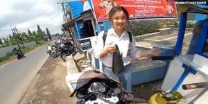Jemput Siswi Cantik Pakai Moge, Pria Ini Malah Salting