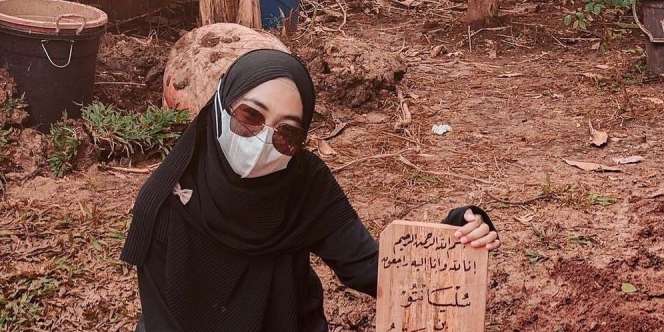 Bawa Calon Suami Ziarah ke Makam Ayah, Ria Ricis: `Scurity Baru`