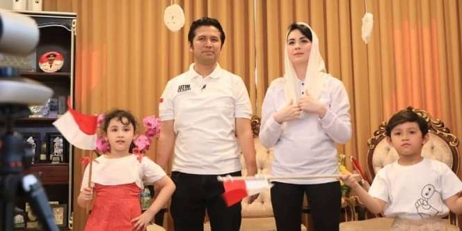 Manisnya Kekompakan Keluarga Arumi Bachsin dan Emil Dardak