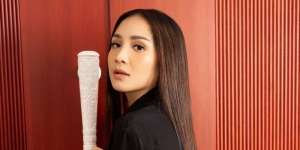 OOTD Simpel Nagita Slavina saat Dinner Romantis, Harga Cardigannya Bikin Syok!