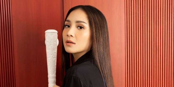 OOTD Simpel Nagita Slavina saat Dinner Romantis, Harga Cardigannya Bikin Syok!